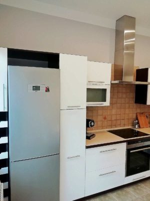 widok kuchni apartamentu fabryka endorfin w kłodzku/kitchen in apartment Fabryka Endorfin Klodzko